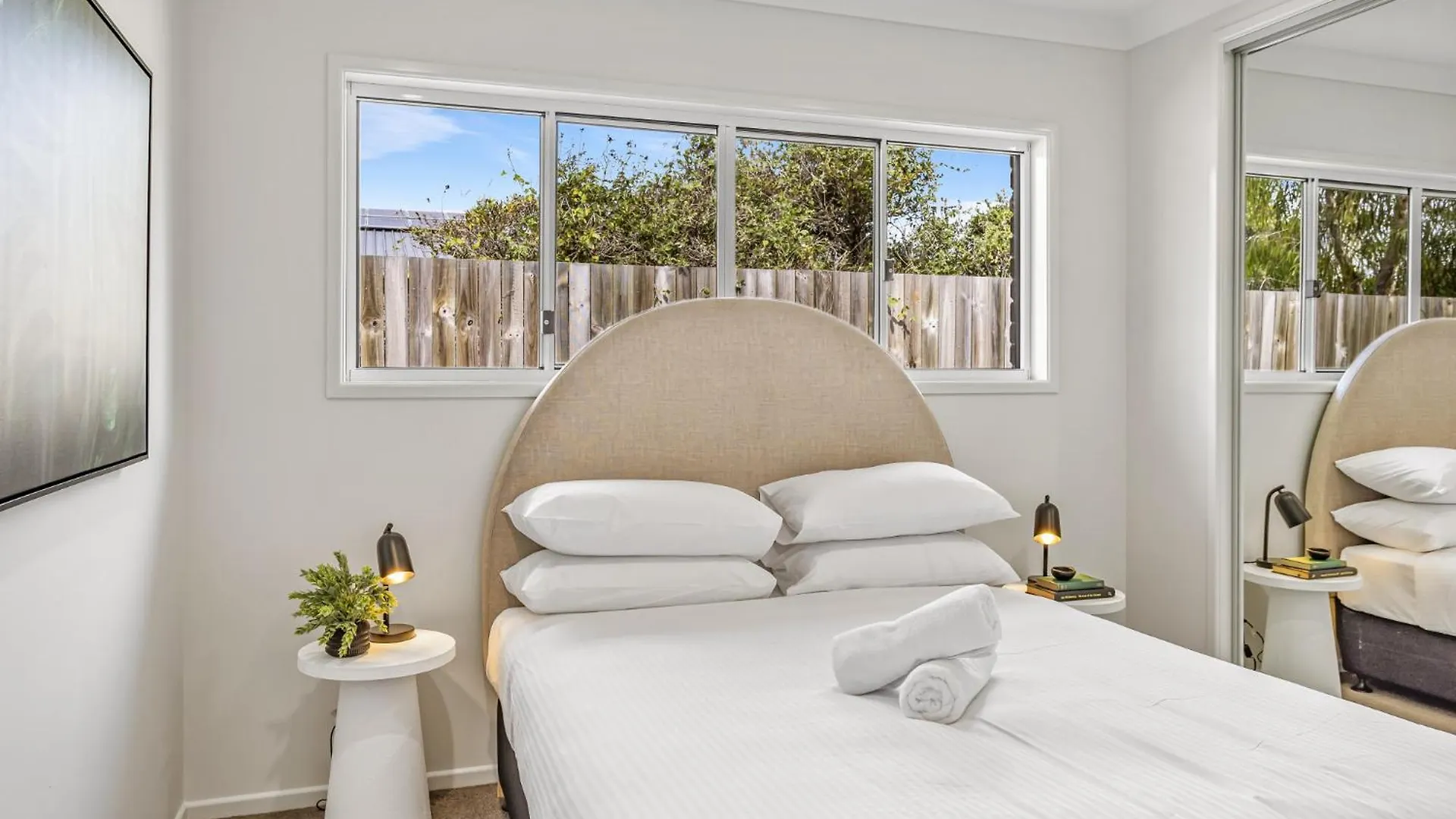 Brand-New 4-Bed Beach House With Alfresco Dining Redcliffe