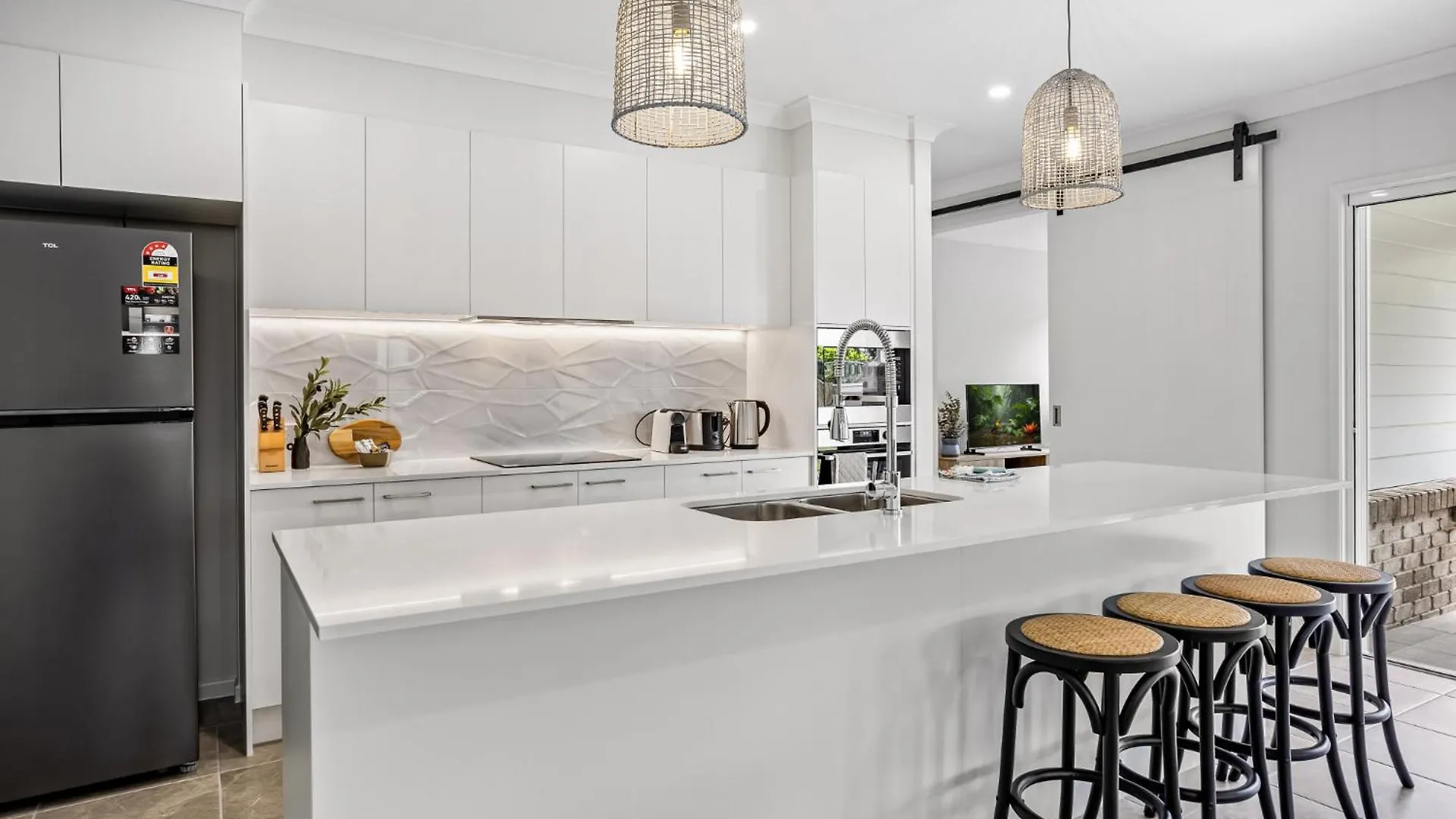 Brand-New 4-Bed Beach House With Alfresco Dining Redcliffe