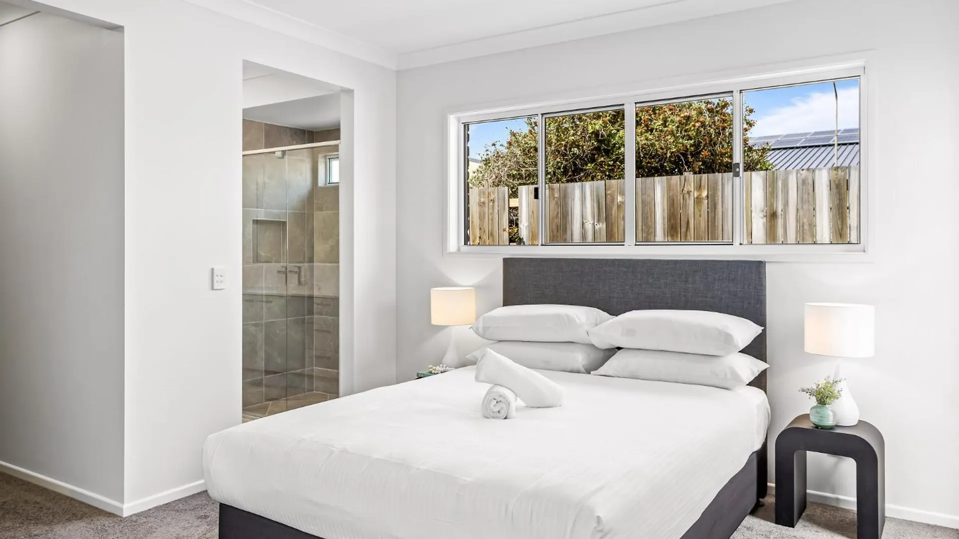 Brand-New 4-Bed Beach House With Alfresco Dining Redcliffe